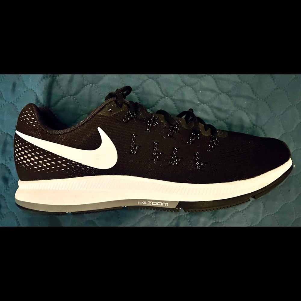 Nike Men's Black and White Zoom Running Shoes